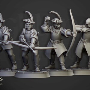 Op de afbeelding: Vier grijze miniatuurfiguren van boogschutters in middeleeuwse kledij. Elke figuur draagt een gevederde hoed, tuniek en laarzen. Twee figuren houden bogen vast, één trekt een pijl en een ander houdt een kruisboog vast. De figuren staan op individuele sokkels.