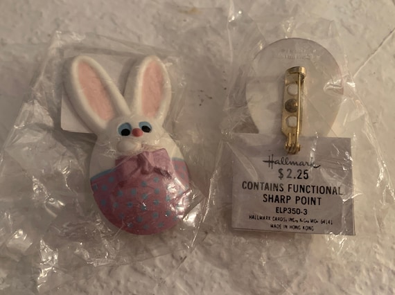 Vintage Hallmark Easter Bunny Pinbacks / Brooch /… - image 1