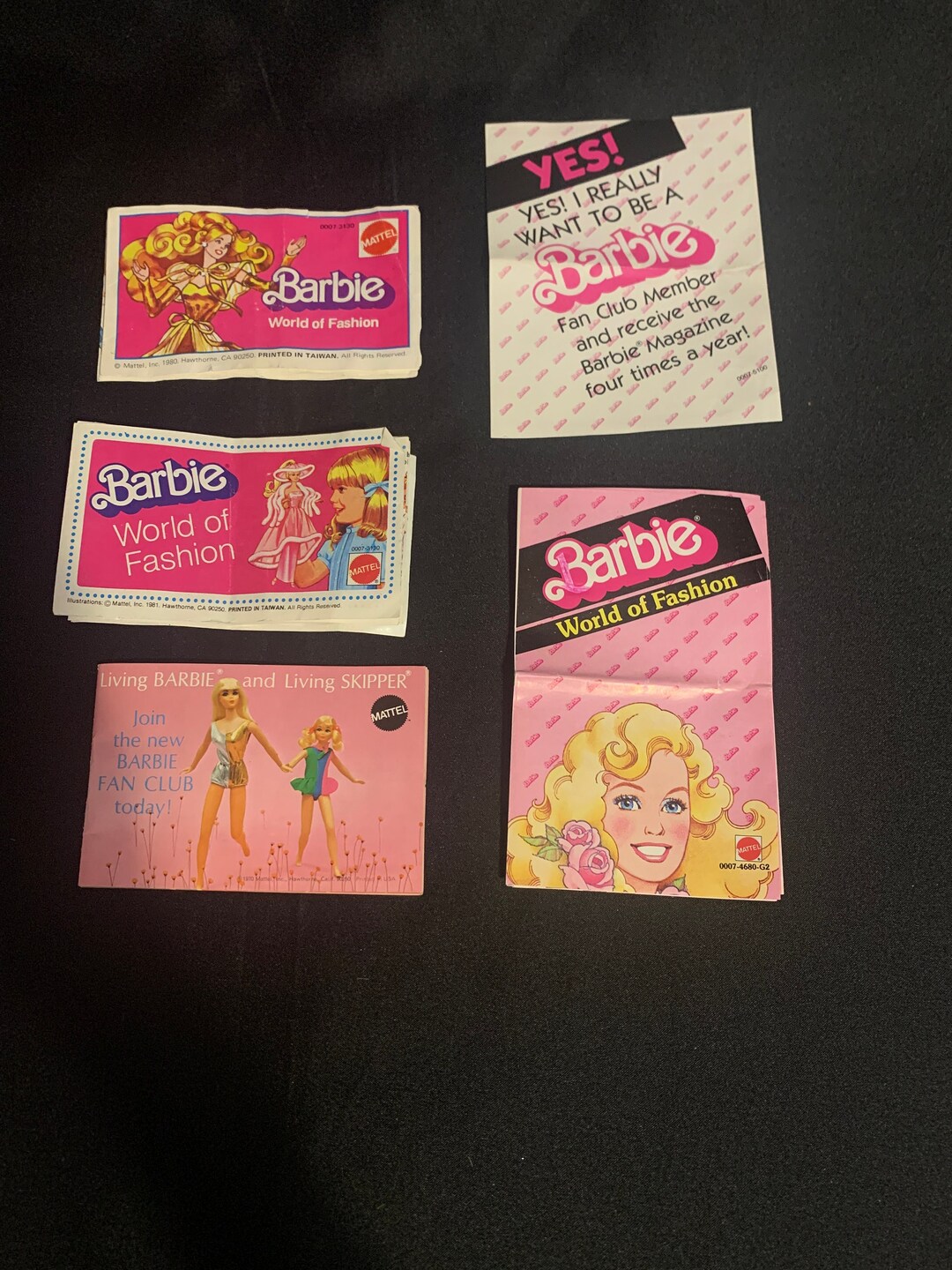 Lot De 2 Barbies Vintage 1970-80 Avec Ken, Tenues Et Mobilier Salon - Mattel