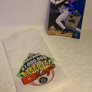 Karta kolekcjonerska z okazji 25. rocznicy klubu baseballowego Seattle Mariners Safeway Baseball Magic z 2001 r. i przypinką do czapki Dan Wilson