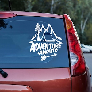 Autosticker avontuur wacht, camping vinylsticker, sticker bergtent pijl, SUV raamsticker, citaat outdoor avontuur, Wanderlust cadeau