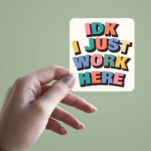 Adesivo IDK, lavoro solo qui, adesivo divertente per lavoro, adesivo umoristico per ufficio, adesivo per laptop, regalo per colleghi, adesivo impermeabile per meme di lavoro