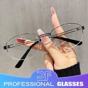 Puede incluir: Gafas semi-montura con montura plateada y patillas negras. Las gafas tienen lentes transparentes y están sujetas por una mano. El texto "PROFESSIONAL GLASSES" se muestra en la parte inferior de la imagen.