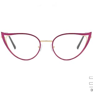 Op de afbeelding: Cat-eye bril met een magenta montuur en een gouden brug. De lenzen zijn helder en de pootjes zijn zwart. De bril heeft een modern, stijlvol design. Het logo "Different" staat rechtsonder.