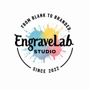 Puede incluir: Un logotipo circular que presenta una salpicadura de pintura de acuarela colorida en azul, amarillo y rosa. El texto EngraveLab STUDIO está centrado en negro, con las palabras FROM BLANK TO BRANDED arqueadas arriba y SINCE 2022 abajo.