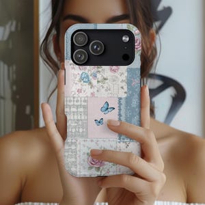 コテージコア風の花柄パッチワークスマホケース、かわいい美的バラと蝶のギフトコラージュカバー、iPhone Pro Max、Samsung Galaxy、Google Pixel対応