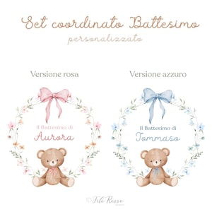 Può includere: Illustrazione ad acquerello di due set battesimali. Uno presenta un fiocco rosa, il nome "Aurora" e un orsetto. L'altro ha un fiocco blu, il nome "Tommaso" e un orsetto. Entrambi sono circondati da ghirlande floreali.