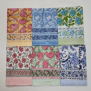 Peut inclure: Six échantillons de tissu rectangulaires disposés en grille, chacun présentant des motifs floraux distincts et des bordures aux palettes de couleurs variées, notamment jaune, rose, bleu, vert et blanc avec des bords rayés ou géométriques.