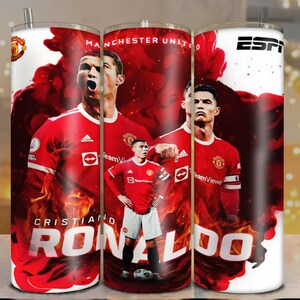K&ouml;nnte beinhalten: Drei Edelstahlbecher mit einem rot-wei&szlig;en Design, das Bilder von Cristiano Ronaldo in einem Manchester United-Trikot zeigt. Die Becher zeigen den Text "CRISTIANO RONALDO" und "MANCHESTER UNITED". Das ESPN-Logo ist ebenfalls sichtbar.
