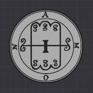 Puede incluir: Emblema circular con fondo gris y borde negro. El diseño presenta una línea vertical central intersectada por una línea horizontal, con símbolos estilizados y las letras "A", "N", "M" y "O" alrededor del perímetro. El emblema tiene una apariencia texturizada.