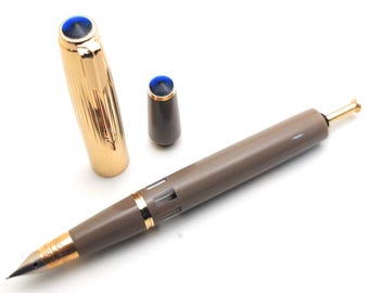 Pluma estilográfica Wing Sung 601A / Resina beige, capuchón dorado, plumín fino