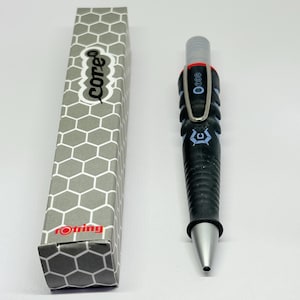 Op de afbeelding: Een zwarte en zilveren mechanische potlood met een bijpassende zeshoekige patroon doos. De potlood heeft een getextureerde grip, een zilveren punt en een metalen clip. De doos heeft de woorden "core" en "rotring" erop.