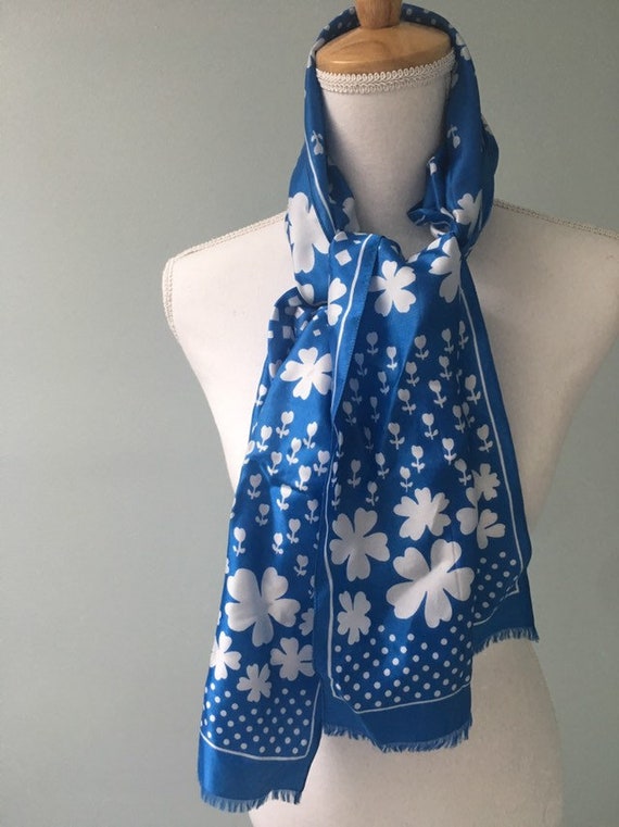 Vintage Mod Floral Neck Scarf Blue and White St. … - image 5