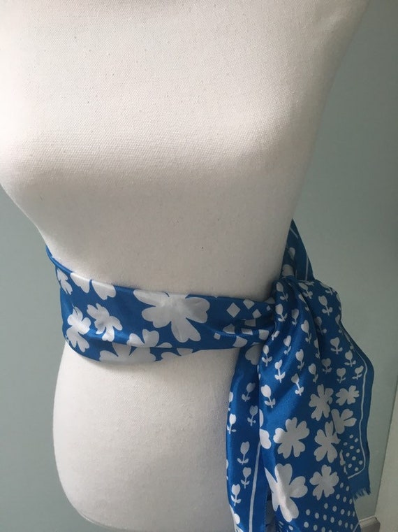 Vintage Mod Floral Neck Scarf Blue and White St. … - image 8