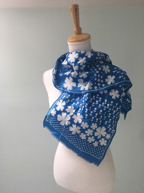 Vintage Mod Floral Neck Scarf Blue and White St. … - image 7