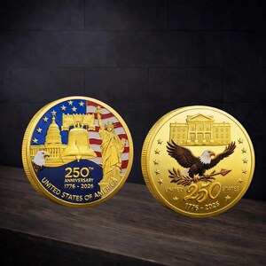 Pu&ograve; includere: Due monete commemorative color oro. Una moneta presenta la Liberty Bell, la Statua della Libert&agrave; e il Campidoglio degli Stati Uniti, con la scritta "250th Anniversary 1776-2026 United States of America". L'altra moneta raffigura un'aquila e la Casa Bianca.