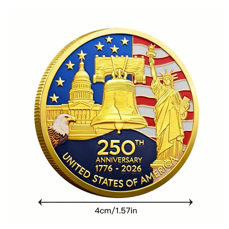 Pu&ograve; includere: Una moneta commemorativa color oro che celebra il 250&deg; anniversario degli Stati Uniti. La moneta presenta il Campidoglio, la Liberty Bell e la Statua della Libert&agrave;. La moneta ha un diametro di 4 cm, con una combinazione di colori blu, rosso e oro.
