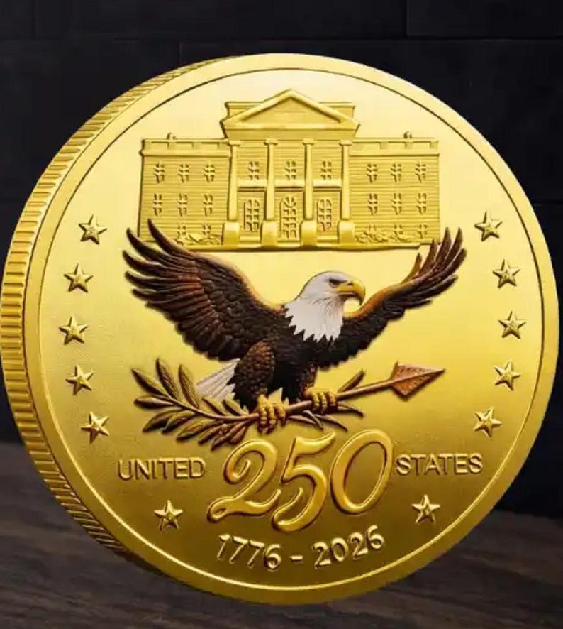 Pu&ograve; includere: Una moneta color oro con una raffigurazione dettagliata della Casa Bianca e un'aquila calva con le ali spiegate. La moneta &egrave; incisa con "UNITED STATES", "250" e gli anni "1776-2026", circondata da stelle.