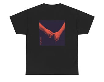 Reflektierende Hand, die emotionales TShirt hält