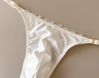 Tanga masculina branca leitosa em cetim rendado com alças - Lingerie masculina de luxo