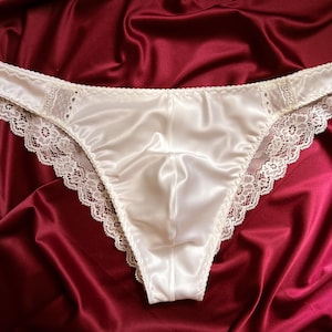 Braguita brasileña de hombre en blanco lechoso con encaje y satén - Lencería masculina - Retrouvaille Homme