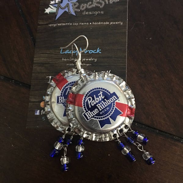 Boucles d’oreilles upcycled ruban bleu Pabst, bière, houblon, fait à la main, brassage, recyclé, upcycled, PBR