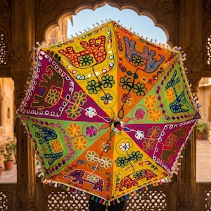 Handgjort indiskt bröllopsparaply, broderat Rajasthani bomullsparasoll med spegelarbete och tofsar, bohemisk uteplatsdekor, elefantlappsmönster.