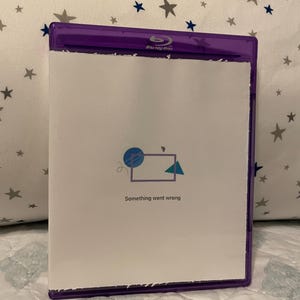 Op de afbeelding: Een set van drie keramische mokken met een gespikkelde, matte afwerking. De mokken zijn in crème, lichtgrijs en donkergrijs. Elke mok heeft een eenvoudig, minimalistisch ontwerp.