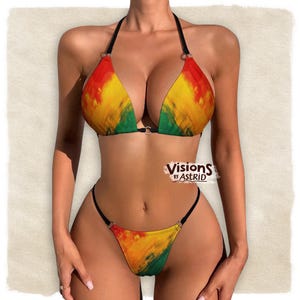 Puede incluir: Un conjunto de bikini de dos piezas con un patrón tie-dye en tonos rojo, amarillo y verde. La parte superior tiene copas triangulares con tirantes negros y anillos metálicos, mientras que la parte inferior incluye tiras laterales negras con anillos. Texto: Visions by Astrid.