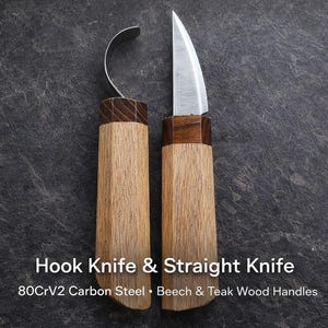 Puede incluir: Dos cuchillos con mango de madera, un cuchillo curvo y un cuchillo recto, se muestran sobre una superficie oscura. El texto "Hook Knife & Straight Knife" es visible. Los cuchillos tienen hojas plateadas y mangos de madera de haya y teca.