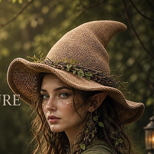 Pode incluir: Uma mulher usando um chapéu de bruxa marrom com uma aba larga e uma coroa pontuda, adornada com vegetação. A imagem inclui o texto "ONE WITH NATURE" e "Forest Witch Hat". O chapéu faz parte de um conjunto de cosplay, com uma capa verde e cabelo castanho comprido.