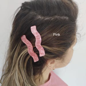 Wavy Acrylic Hair Clip – Pink Marbled Hair Accessory – Trendy Curvy Barrette – Statement Hair Clip for Women and Girls
