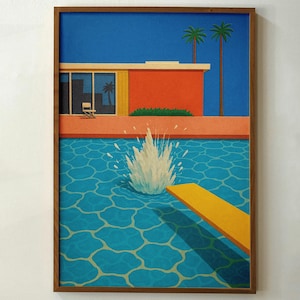 Könnte beinhalten: Gerahmter Kunstdruck, der eine moderne Szene aus der Mitte des Jahrhunderts zeigt. Ein gelbes Sprungbrett erstreckt sich in einen blauen Pool mit Wasserwellen. Ein orangefarbenes Gebäude und Palmen befinden sich im Hintergrund unter blauem Himmel. Das Kunstwerk ist in einem Holzrahmen.