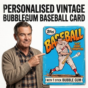 Puede incluir: Una tarjeta de béisbol de estilo vintage con el texto "Personalised Vintage Bubblegum Baseball Card". La tarjeta presenta una ilustración de jugador de béisbol y el texto "Topps Baseball". La tarjeta es azul con texto amarillo y naranja. La tarjeta incluye el texto "With 1 Stick Bubble Gum."