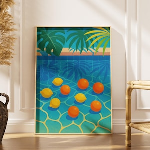 Puede incluir: Una impresión artística enmarcada representa una escena de piscina con limones y naranjas flotando. El agua es de un azul vibrante con reflejos de luz. Se ven hojas de palmera y hojas tropicales sobre la piscina. La obra está en un marco de madera.