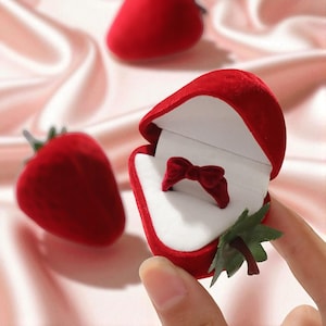 Caja para anillos con lazo rojo fresa / Estuche de terciopelo para regalo de joyería / Bonito soporte para propuesta o exhibición con forma de fruta
