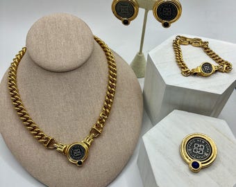 Exquisito conjunto de cadena de eslabones bañada en oro de 4 piezas de Givenchy vintage con el icónico logotipo de París-Nueva York.