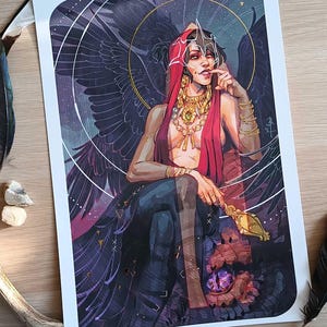Könnte beinhalten: Ein Kunstdruck mit einer Figur mit roter Kopfbedeckung und Goldschmuck, die mit dunklen Flügeln und einem goldenen Heiligenschein sitzt. Das Kunstwerk hat ein himmlisches Thema mit einer lila und schwarzen Farbpalette.