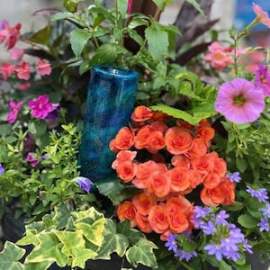 Botella de vino de resina pintada a mano con estaca - Maceta con autorriego - Arte de jardín azul y verde