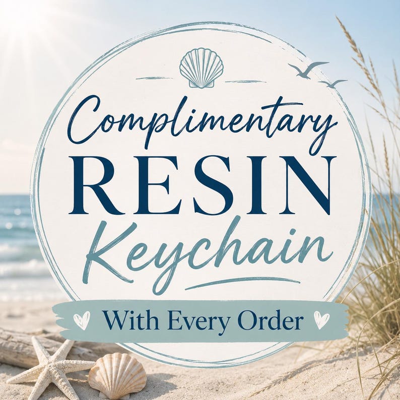 K&ouml;nnte beinhalten: Eine kreisf&ouml;rmige Grafik mit wei&szlig;em Hintergrund, die oben ein dunkelblaues Muschelsymbol und den Text "Complimentary RESIN Keychain" in Dunkelblau zeigt. Darunter befindet sich ein hellblaues Banner mit dem Text "With Every Order" in Dunkelblau.