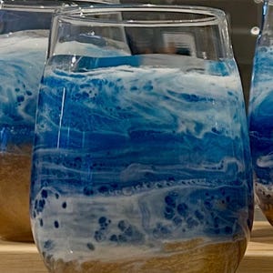 Handbemaltes Weinglas mit Meereswellenmotiv: Küstenkunst aus Kunstharz Bild 2