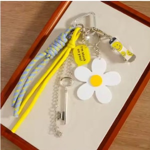 Daisy Flower Keychain with Heart Carabiner – Cute Yellow & Blue Bag Charm, Summer Aesthetic Accessory, Gift for Her, Keychain, Bag charm