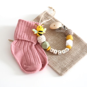 Personalized baby gift set with name/Handmade pacifier chain (bee, Bambi or donkey) & organic cotton socks in a linen bag