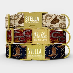 Könnte beinhalten: Drei Hundehalsbänder mit goldfarbenen Schnallen. Das obere Halsband hat einen beigefarbenen Hintergrund mit braunen Seil- und Sattelmustern. Das mittlere Halsband hat ein rotes Paisley-Muster mit Hufeisen. Das untere Halsband hat einen marineblauen Hintergrund mit Cowboy-Stiefel-Mustern.