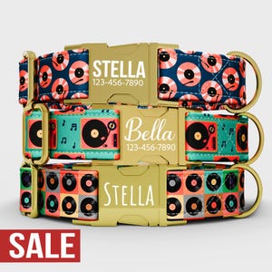 以下が含まれることがあります： 金色のバックルが付いた、3つのパーソナライズされた犬用首輪。首輪には、レコード盤とレコードプレーヤーのカラフルなパターンが施されています。各首輪には、バックルに名前と電話番号が印刷されています。「SALE」の文字が赤い長方形に印刷されています。