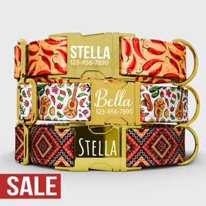 Puede incluir: Tres collares para perros con hebillas doradas. El collar superior tiene un patrón de pimientos rojos sobre un fondo amarillo. El collar del medio tiene un fondo blanco con una guitarra y otros gráficos. El collar inferior tiene un patrón geométrico.