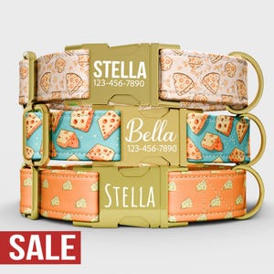 Puede incluir: Tres collares para perros apilados. El collar superior es beige con rodajas de queso, el collar del medio es turquesa con rodajas de queso y el collar inferior es naranja con rodajas de queso. Cada collar tiene un nombre y un número de teléfono.