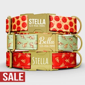 Peut inclure: Trois colliers personnalisés pour chiens avec des motifs sur le thème de la pizza. Un collier présente des pizzas au pepperoni, un autre des parts de pizza sur fond vert et le troisième des parts de pizza sur fond rouge. Chaque collier a un nom et un numéro de téléphone.