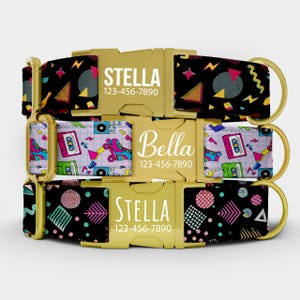 Peut inclure: Trois colliers pour chiens avec boucles et anneaux en D dorés. Les colliers présentent des motifs rétro des années 80 avec des formes géométriques, des cassettes et des patins à roulettes. Chaque collier porte un nom et un numéro de téléphone.