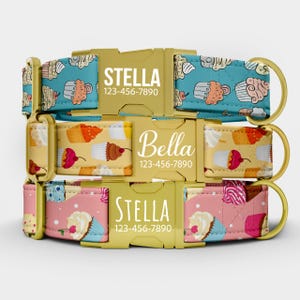 Puede incluir: Tres collares para perros con hebillas y anillas en D doradas. Los collares presentan un estampado de magdalenas sobre fondos turquesa, amarillo y rosa. Cada hebilla muestra un nombre y un número de teléfono en texto blanco.